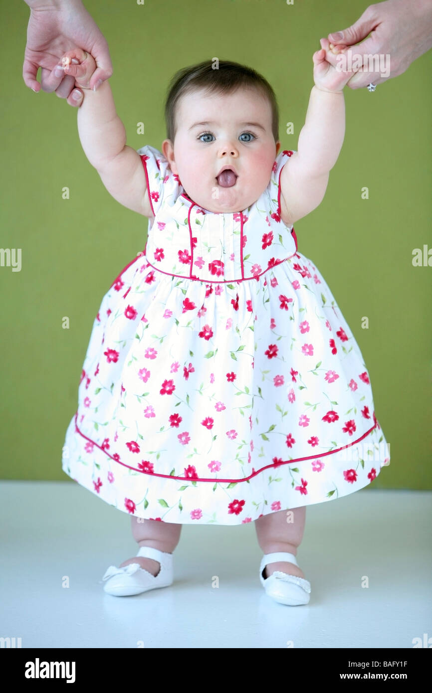 Baby girl in piedi Foto Stock