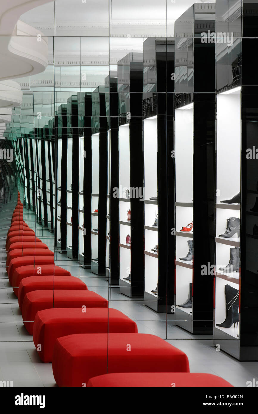 Kurt Geiger, Londra, Regno Unito, trovato Associates, Kurt Geiger dettaglio di rosso posti a sedere agli specchi. Foto Stock
