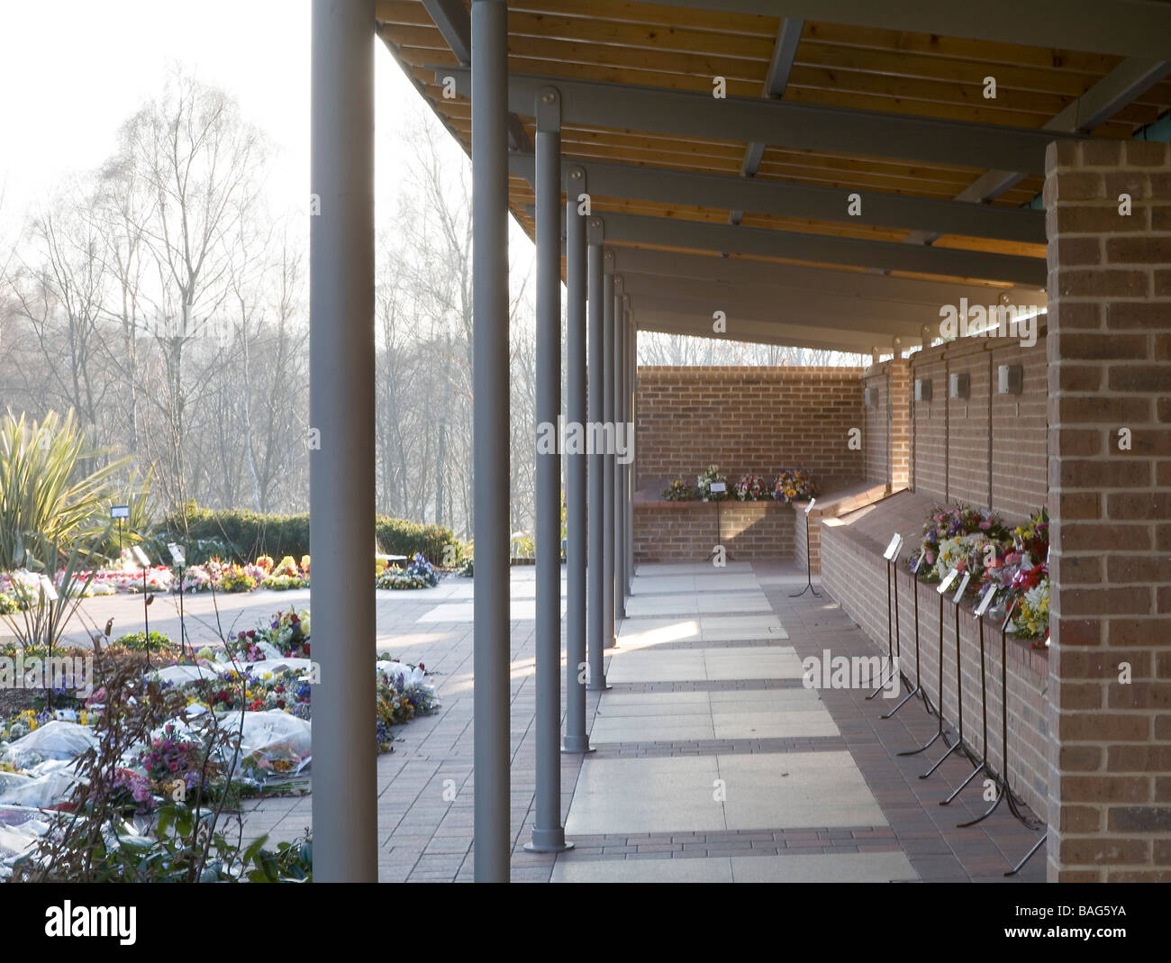 Chilterns crematorio, Amersham, Regno Unito, Haverstock Associates Llp, Chilterns crematorio flower garden. Foto Stock