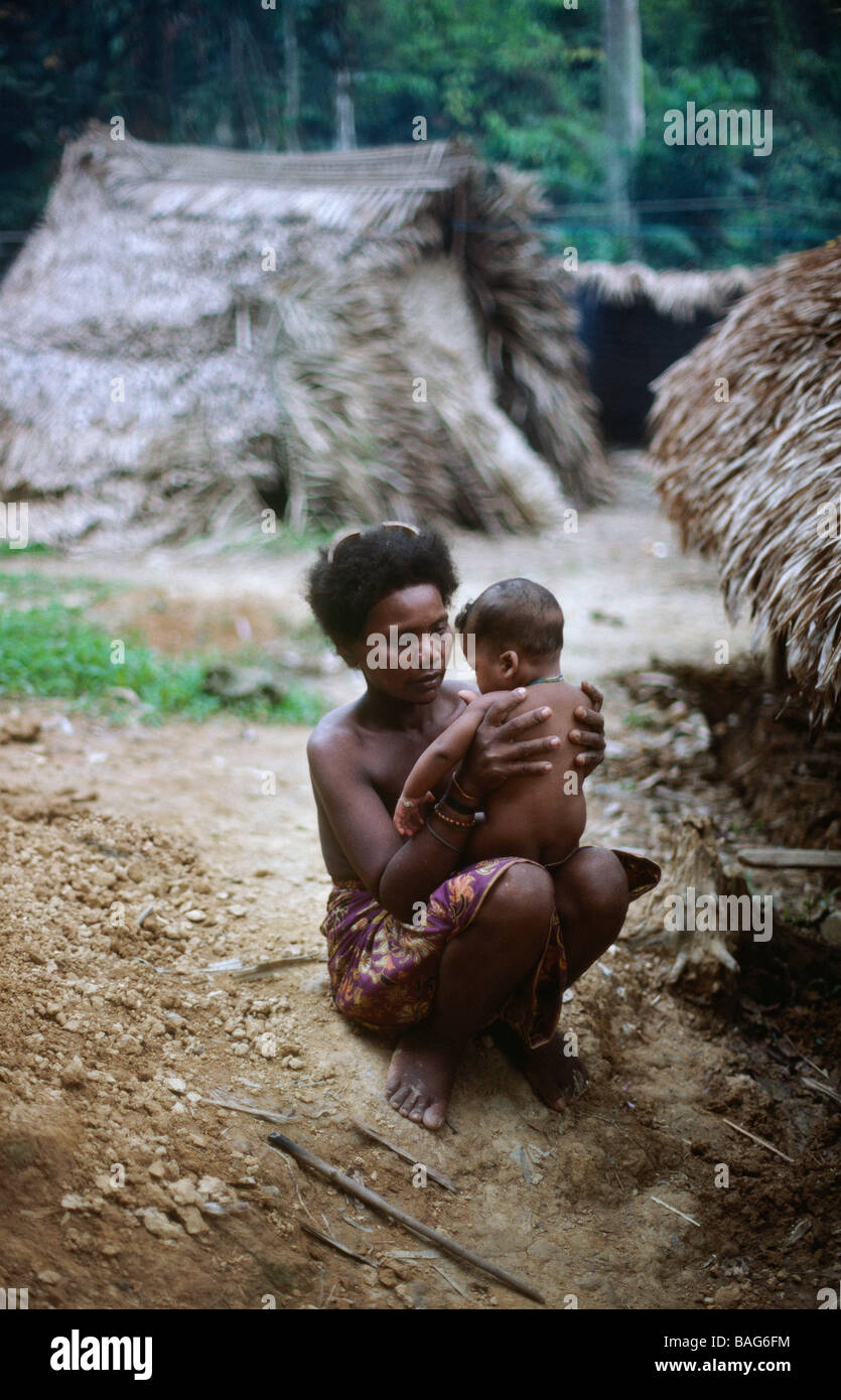 Malaysia, Taman Negara National Park, la madre e il bambino da indigeni, la minoranza aborigena orang asli Foto Stock