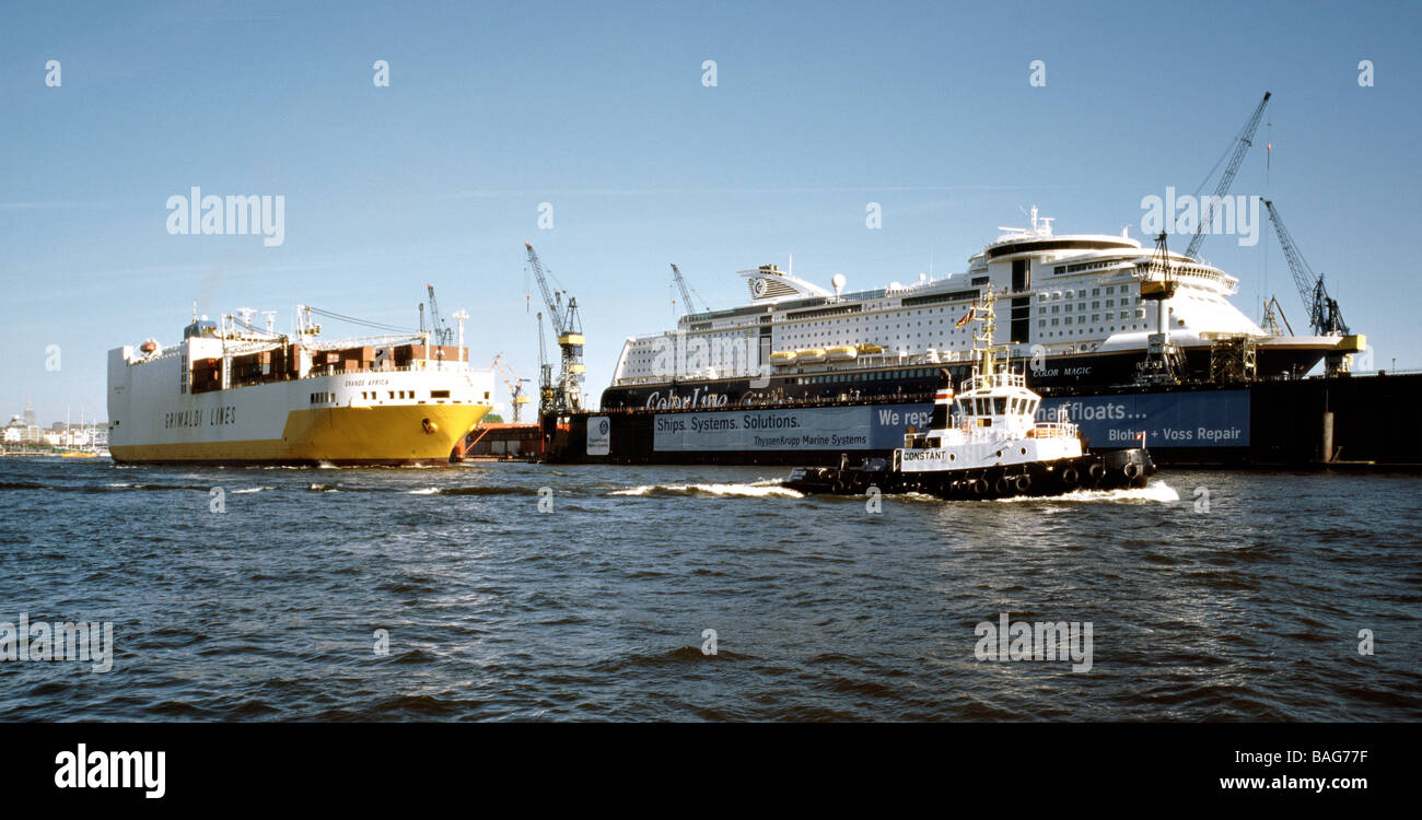 Aprile 20, 2009 - Grimaldi Grande Africa lasciando il porto tedesco di Amburgo. Foto Stock