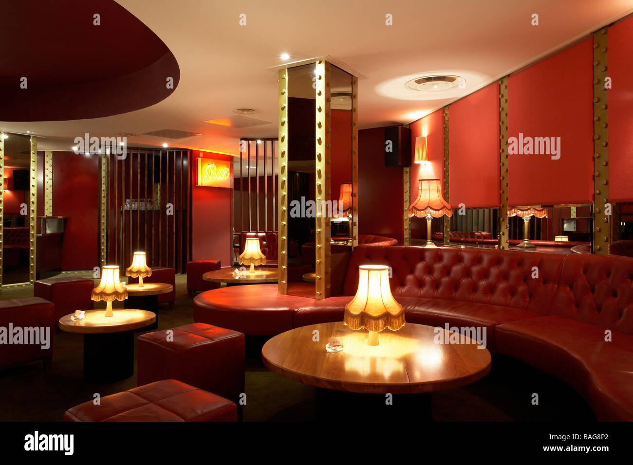 Tutte le corsie a stella, Londra, Regno Unito, architetto sconosciuto, tutte le corsie a stella interna del bar della zona principale che mostra in pelle rossa Foto Stock