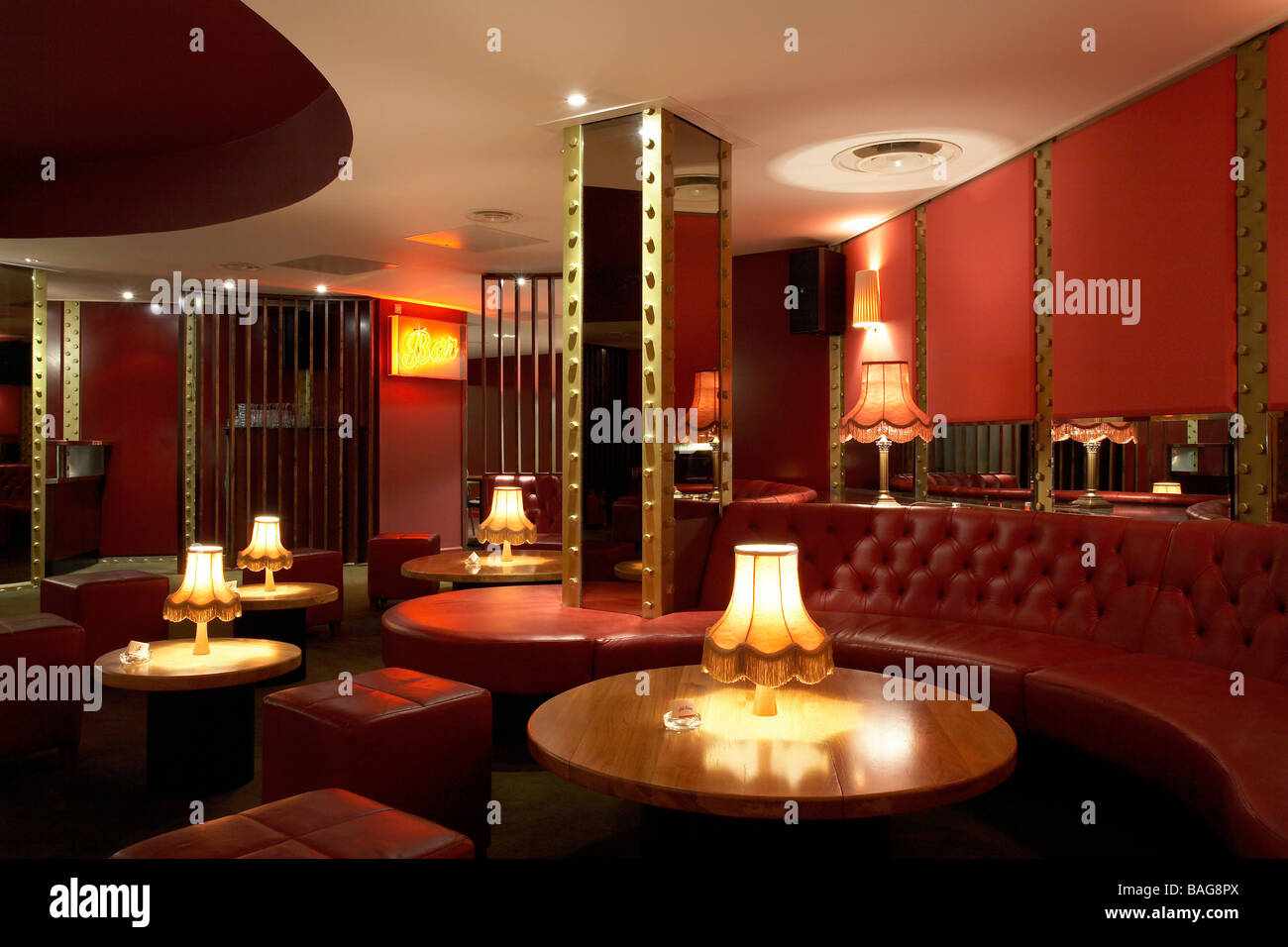 Tutte le corsie a stella, Londra, Regno Unito, architetto sconosciuto, tutte le corsie a stella interna del bar della zona principale che mostra in pelle rossa Foto Stock