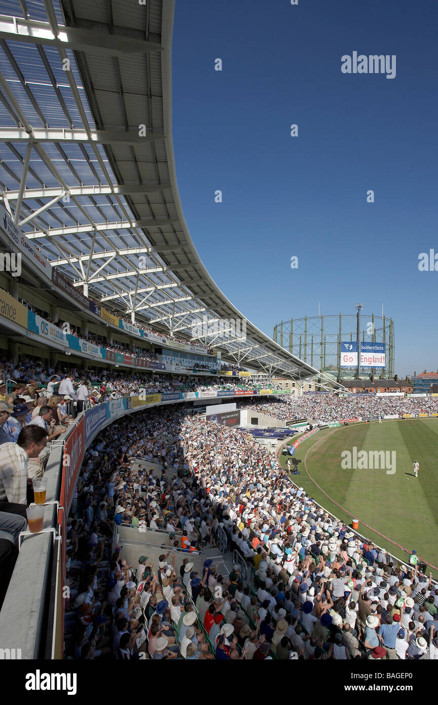 Ocs Stand, Londra, Regno Unito, HOK Sport/il partenariato Miller, Ocs stand 4TH piano vista della folla al gasometro. Foto Stock