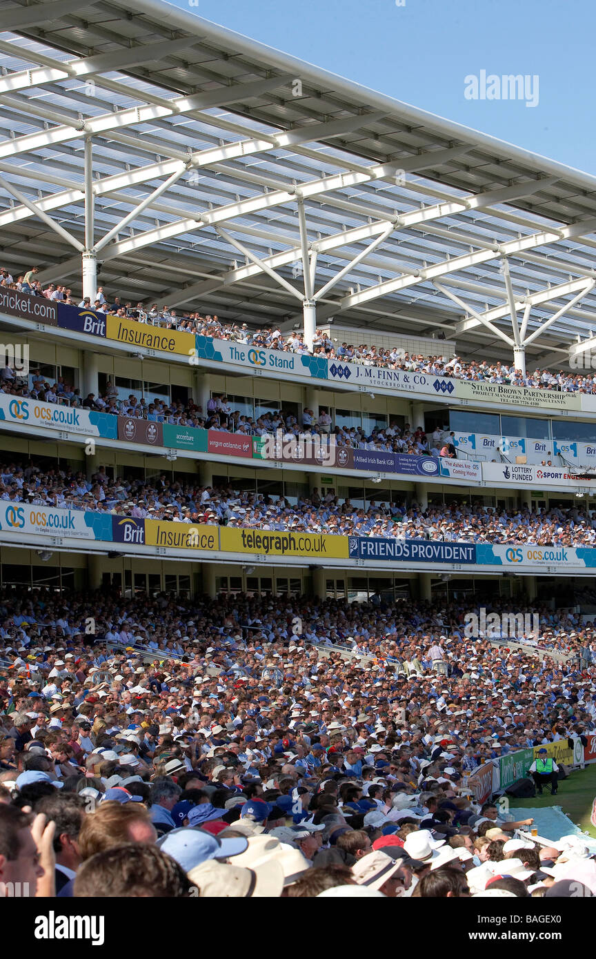 Ocs Stand, Londra, Regno Unito, HOK Sport/il partenariato Miller, Ocs stand tre supporti di acciaio attraverso pranzo folla. Foto Stock