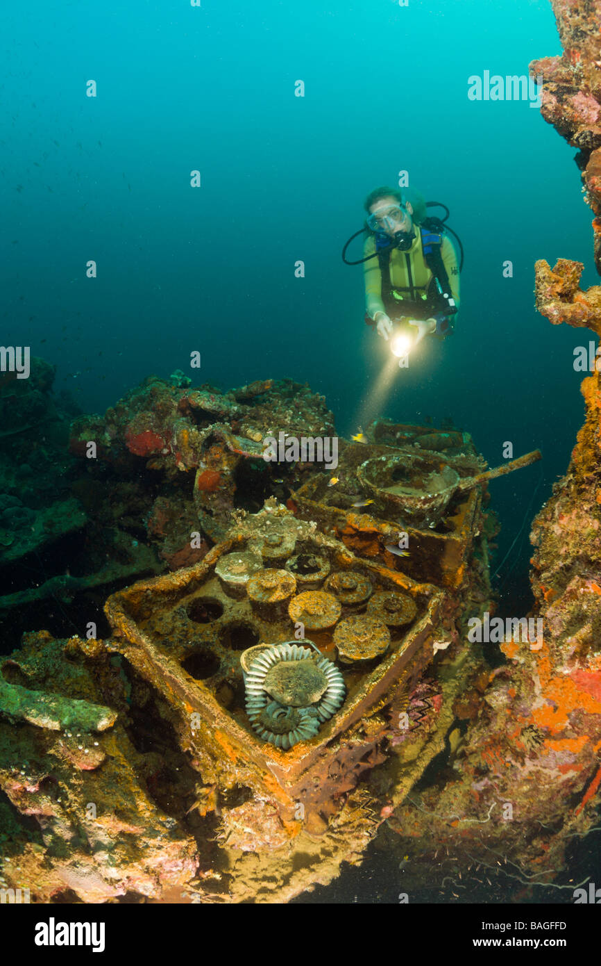 Sommozzatore scoprire munizione armati dalla II guerra mondiale alla nave da guerra giapponese casco relitto Micronesia Palau Foto Stock