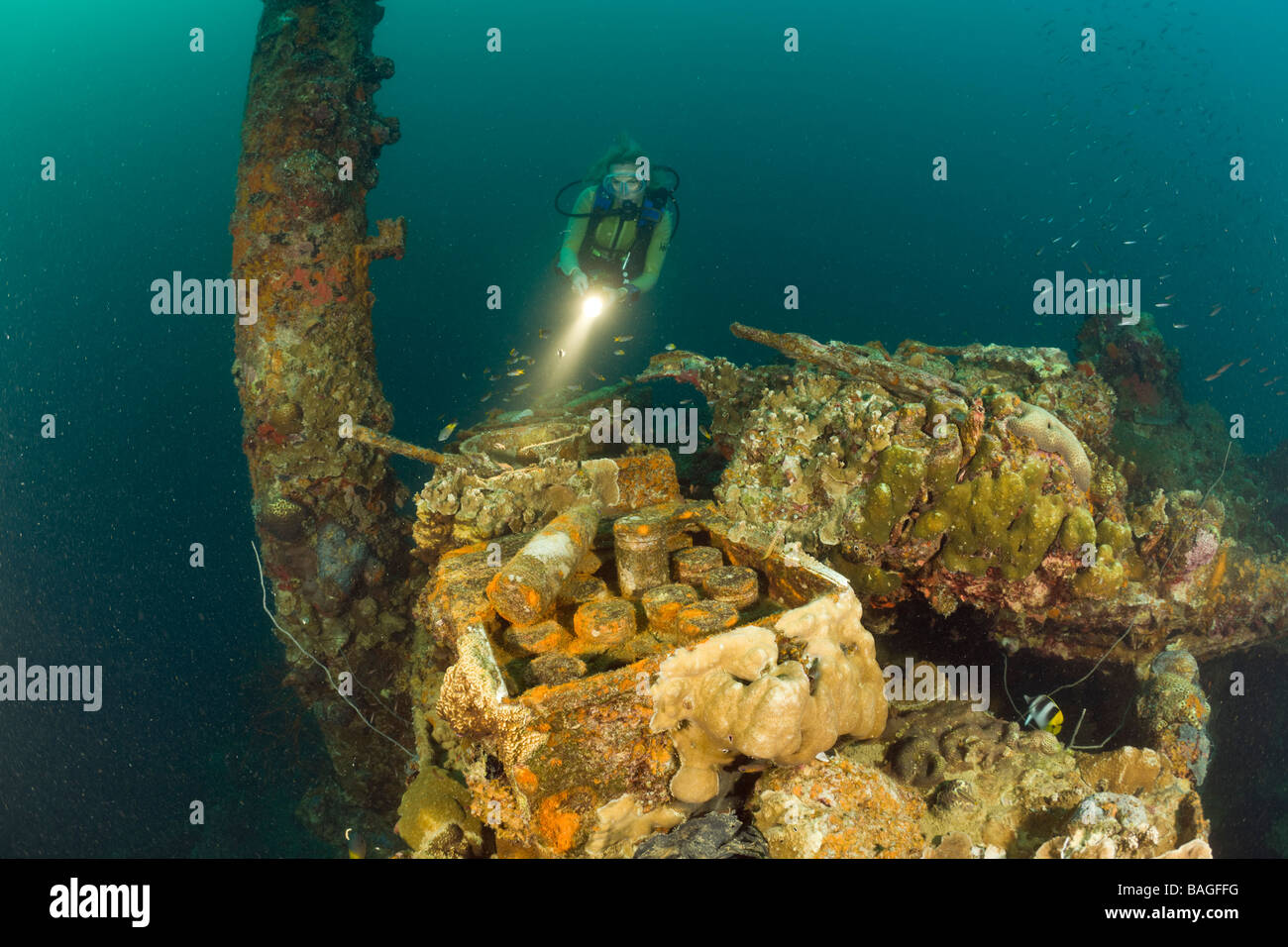 Sommozzatore scoprire munizione armati dalla II guerra mondiale alla nave da guerra giapponese casco relitto Micronesia Palau Foto Stock