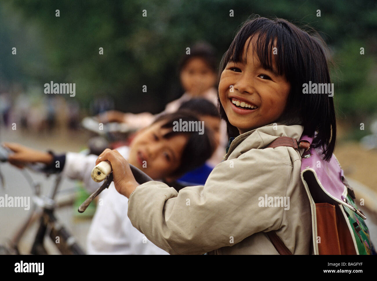 Il Vietnam, Hanoi, Mao Khe, i bambini sulla strada di scuola, i bambini ritratto Foto Stock