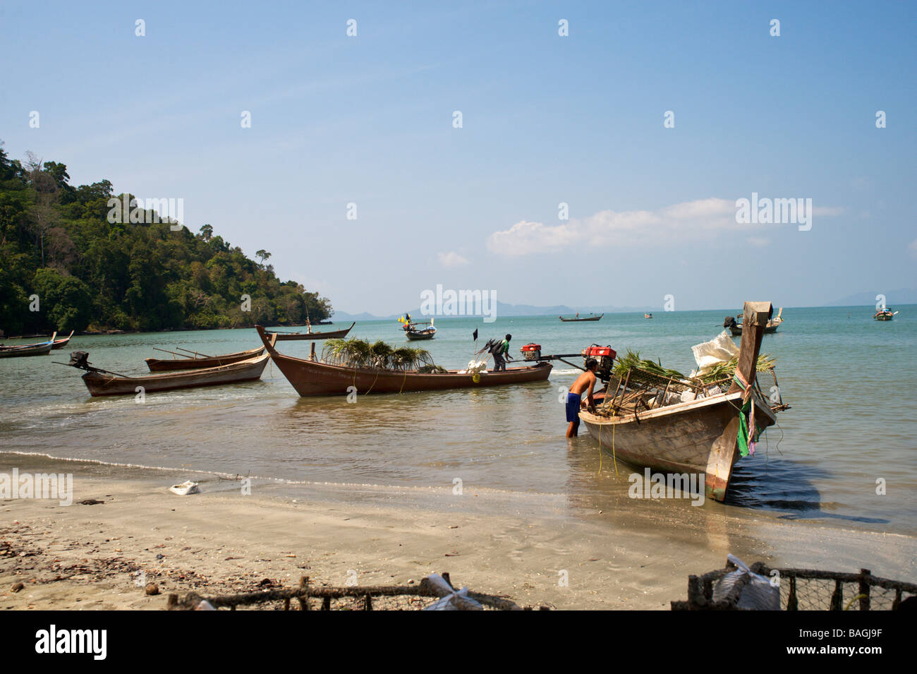 Lunga coda di barche da pesca ona beach nel sud della Thailandia Foto Stock