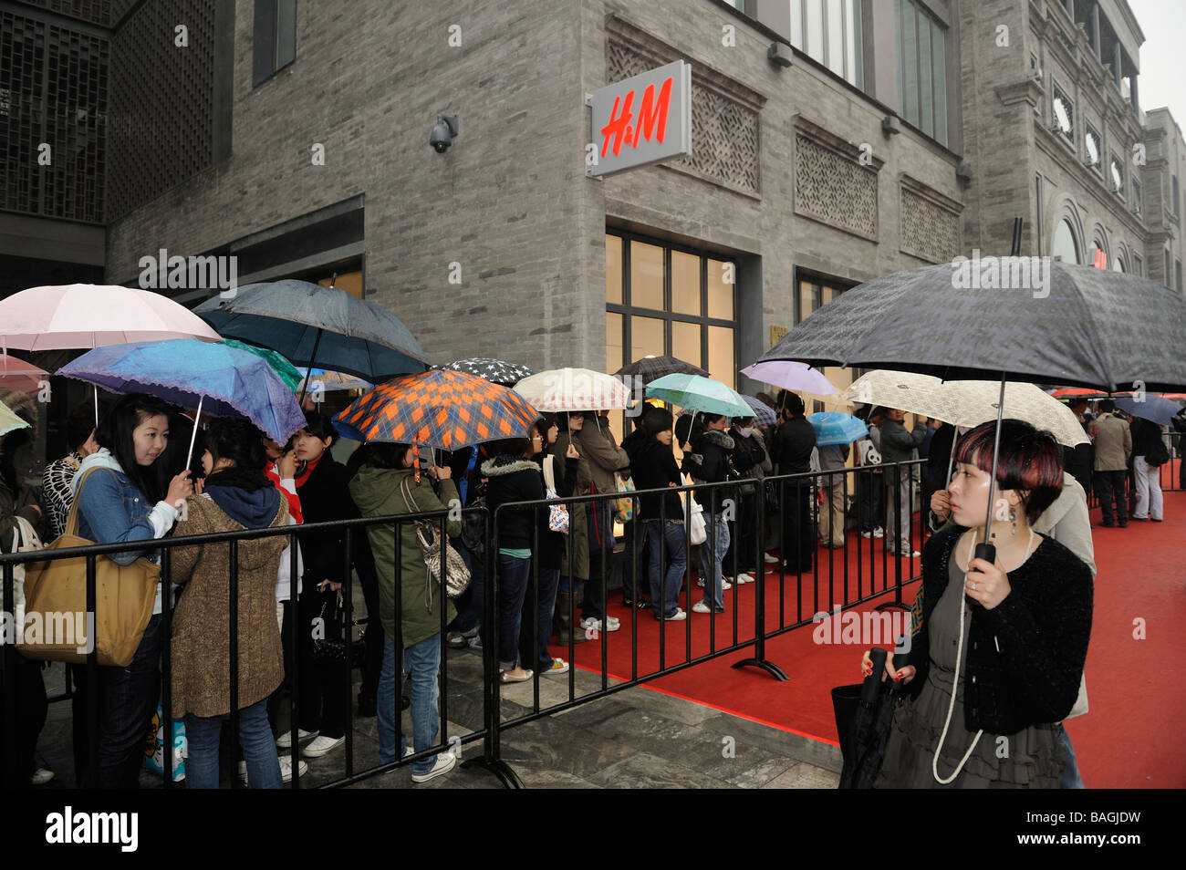 I consumatori cinesi la linea fino a fare acquisti presso il primo store H&M  a Beijing in Cina 23 Apr 2009 Foto stock - Alamy