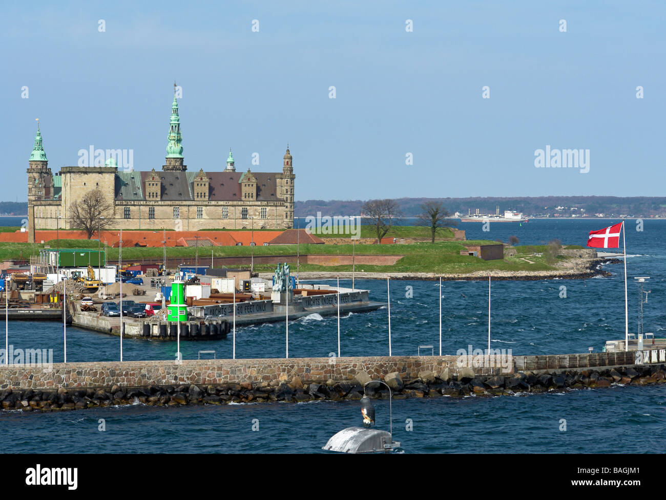 Il castello di danesi Kronborg custodendo l'OERESUND passaggio tra Helsingor Danimarca e Helsingborg in Svezia Foto Stock