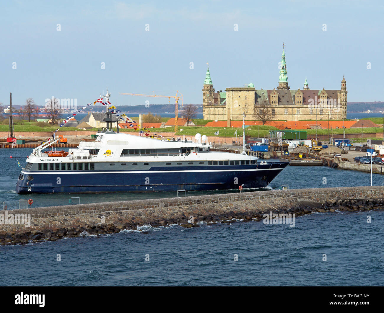 Veloce nave passeggeri Siluna ACE lasciando Helsingor Harbour in Danimarca in rotta per Helsingborg in Svezia Foto Stock