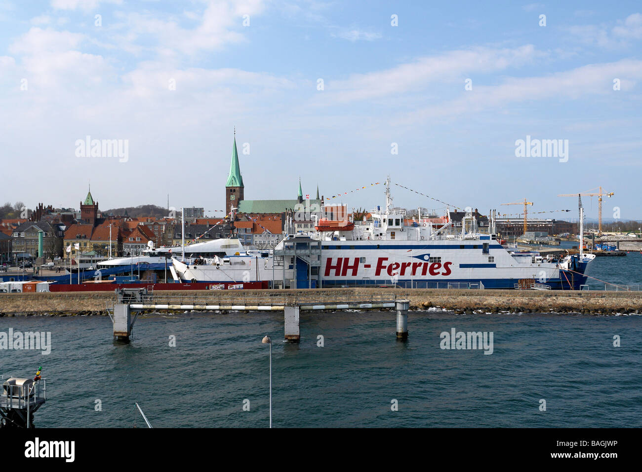 Il porto di Elsinore con uno di HH ferries traghetti Superflex ormeggiato Foto Stock