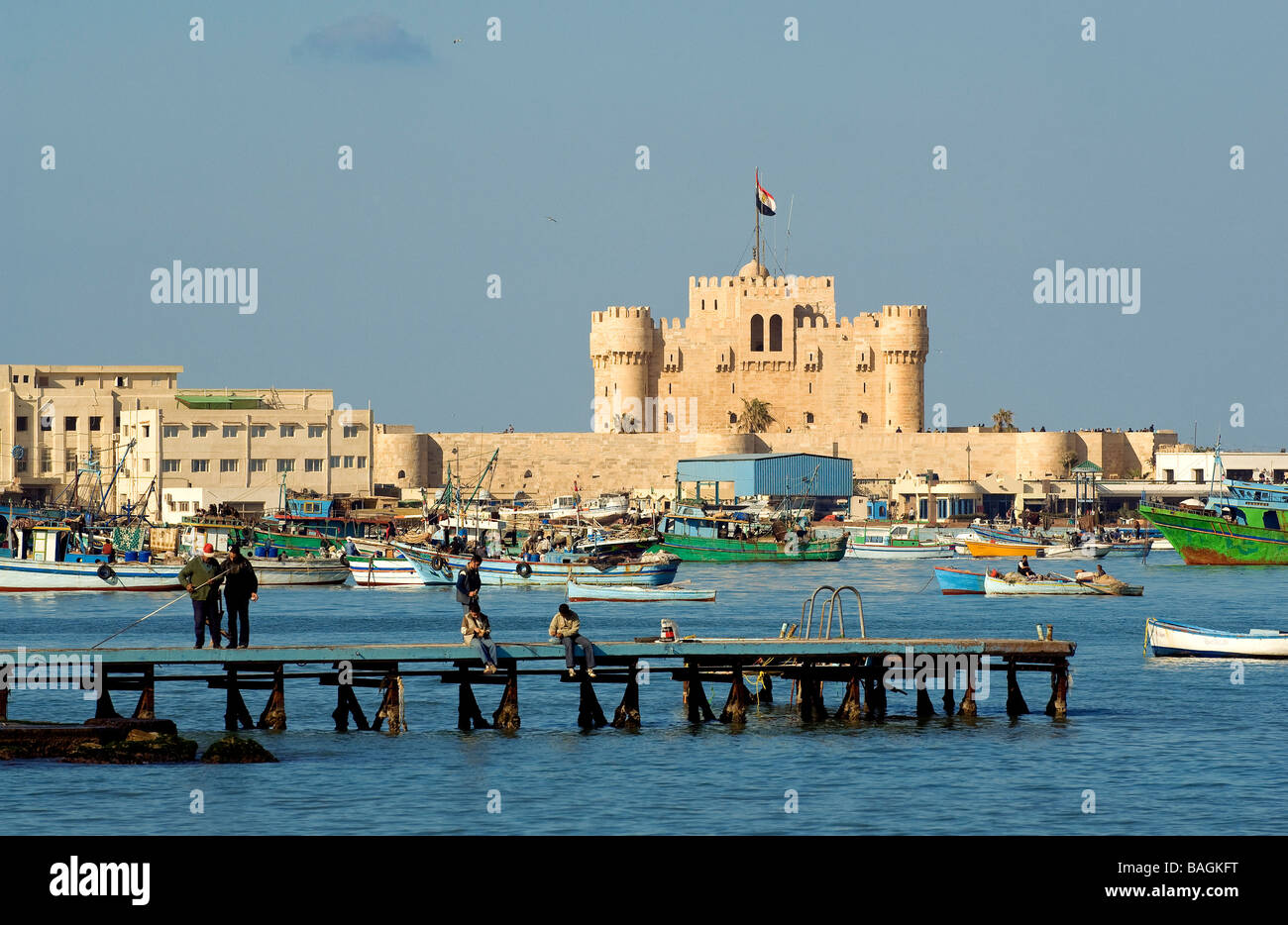 Egitto, Basso Egitto, la Costa mediterranea, Alessandria, il lungomare con Qaytbay Fort Foto Stock