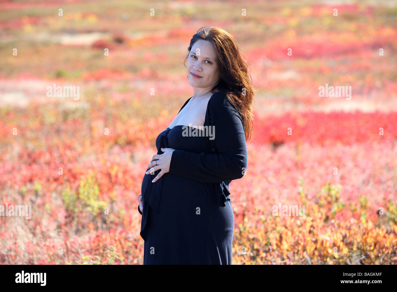 Ritratto di una donna in stato di gravidanza al grande prato nel Shenandoah National Forest e il Blue Ridge Parkway in Albemarle County. Foto Stock