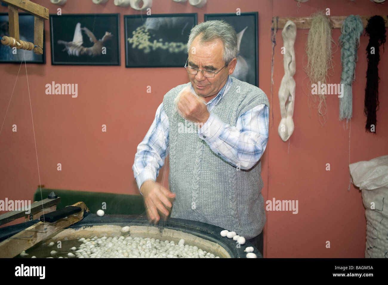 Uomo di estrazione di filamenti di seta bozzoli da Antalya Turchia Foto Stock
