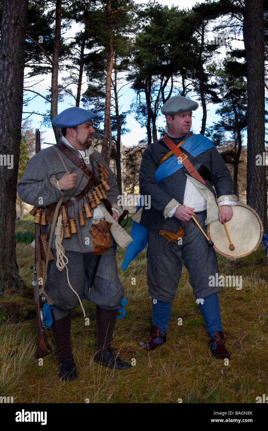 Guerra Civile Inglese Sigillato Knot Covenanters In Costume Esecutori. Fraser's Dragoons al Braemar Castle - Braemar Castle, Aberdeenshire, Scozia, Regno Unito Foto Stock