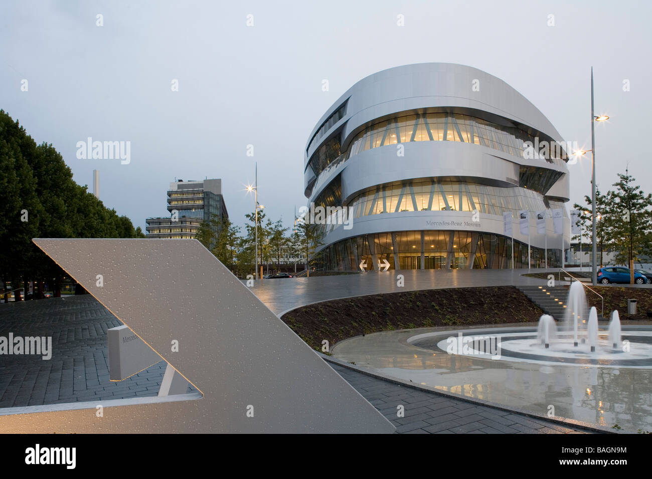 Museo Mercedes di Stoccarda, Germania, studio delle Nazioni Unite (Ben Van Berkel e Caroline Bos), museo Mercedes crepuscolo del Nord Foto Stock