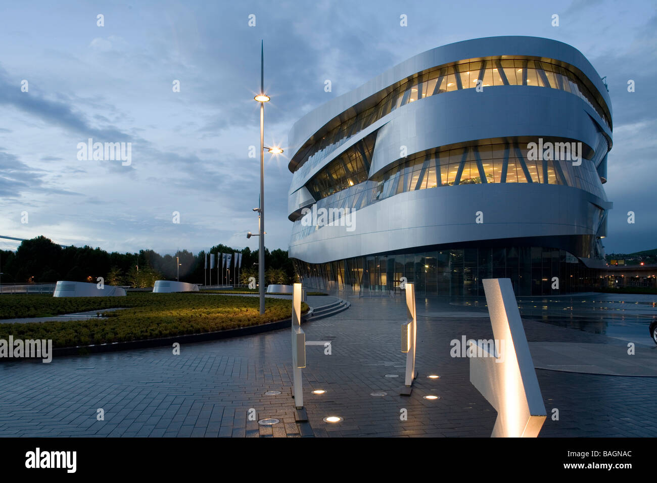 Museo Mercedes di Stoccarda, Germania, studio delle Nazioni Unite (Ben Van Berkel e Caroline Bos), museo Mercedes crepuscolo del west elevazione Foto Stock