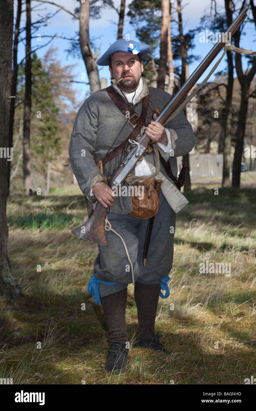 Aromed English Civil War Sealed Knot Covenanters ha suonato in costume. Reenactor in Fraser's Dragoons at Braemar Castle, Aberdeenshire, Scotland, UK Foto Stock