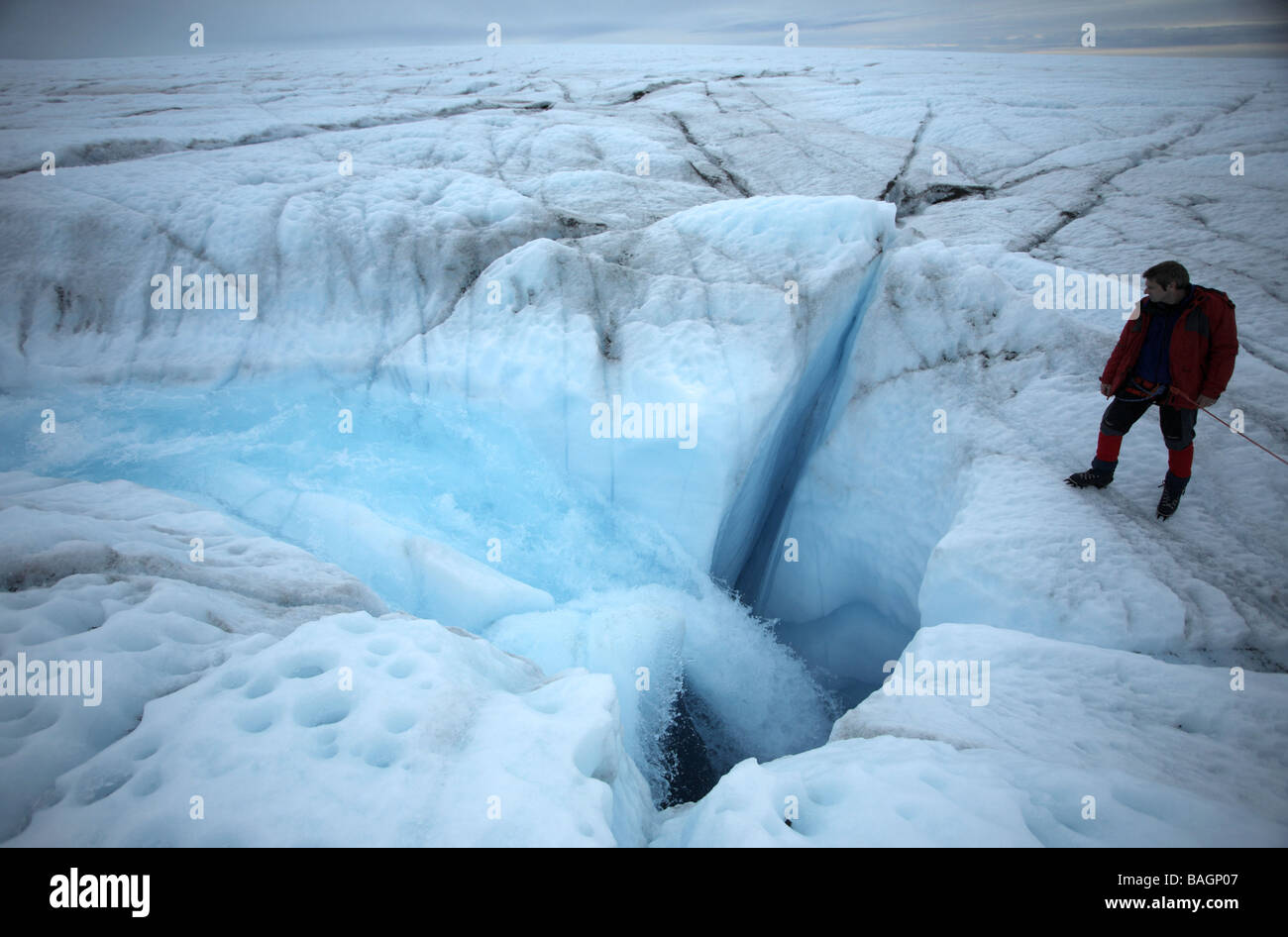 Il dottor Ian Stewart si ammira un Moulin sul ghiaccio in Groenlandia,  parte di un documentario della BBC sul riscaldamento globale Foto stock -  Alamy