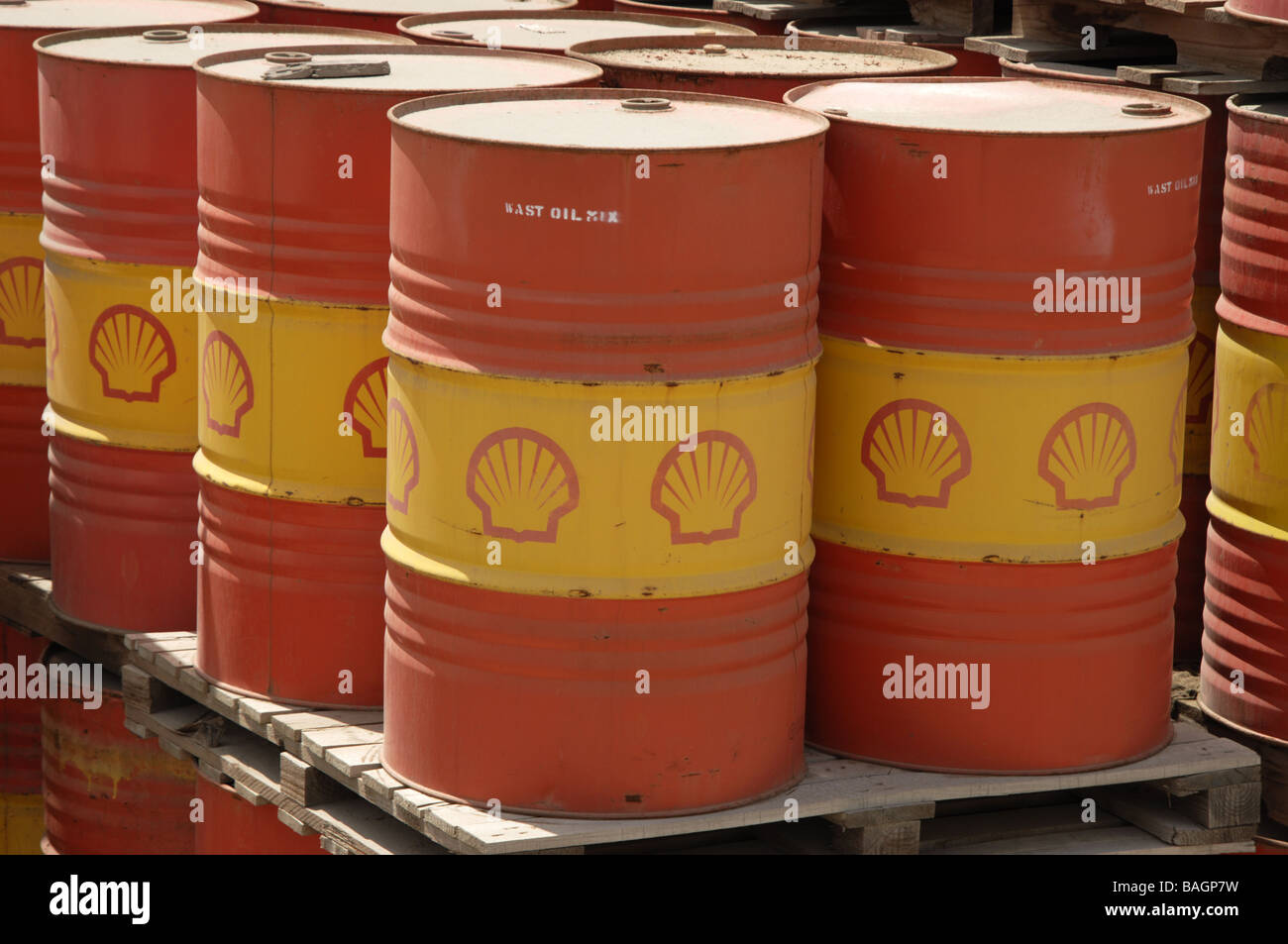 Fusti d'olio rossi e gialli con logo Shell Oil Foto Stock