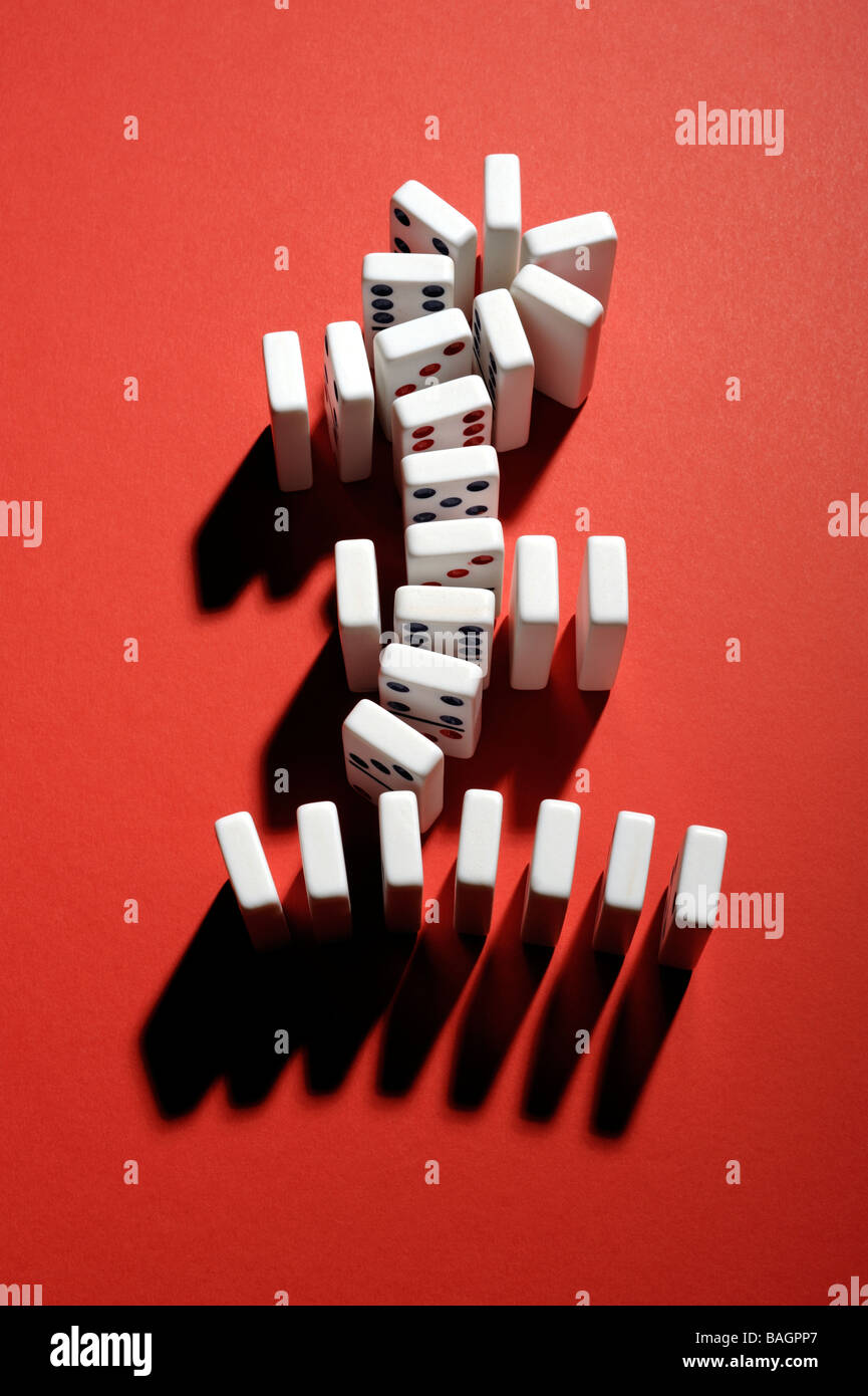 L'effetto domino in una sterlina forma Foto Stock