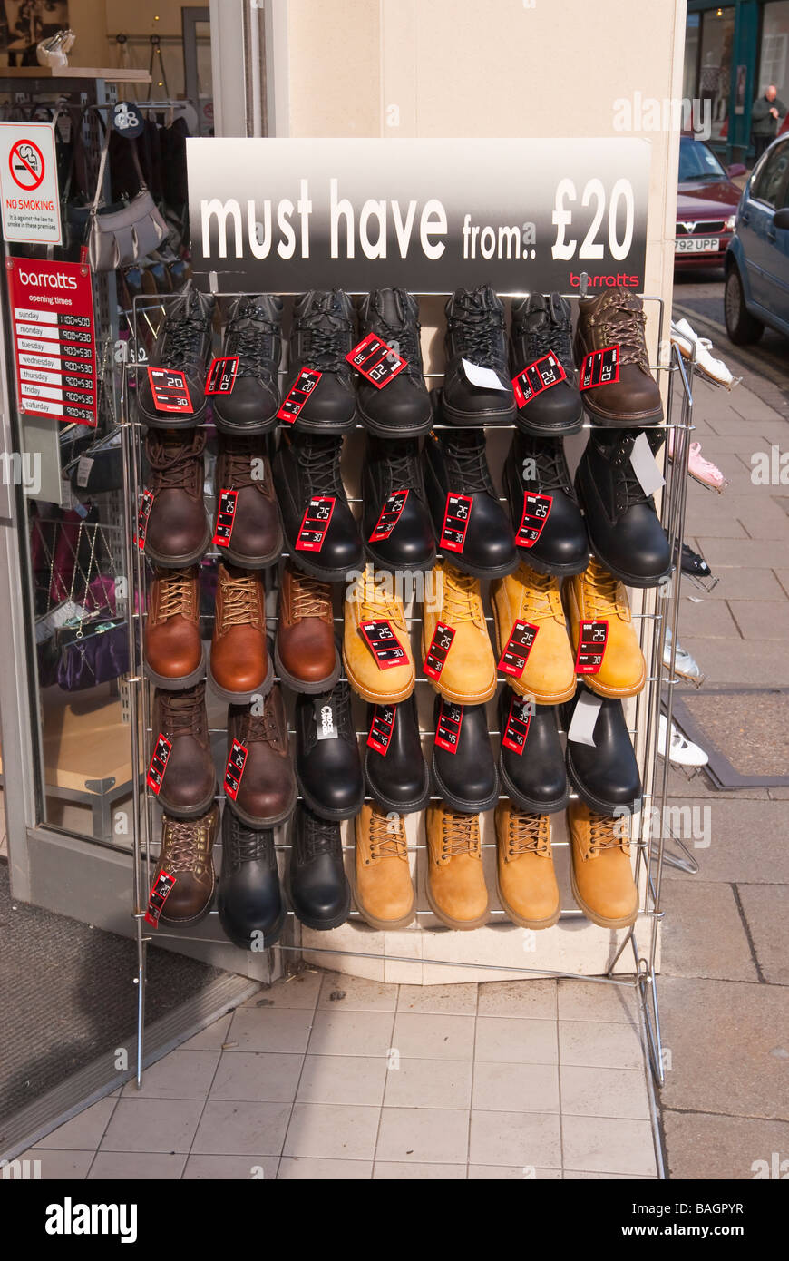 Mens scarpe per la vendita su un rack esterno Barratts negozio di scarpe Negozio in York,Yorkshire, Regno Unito Foto Stock