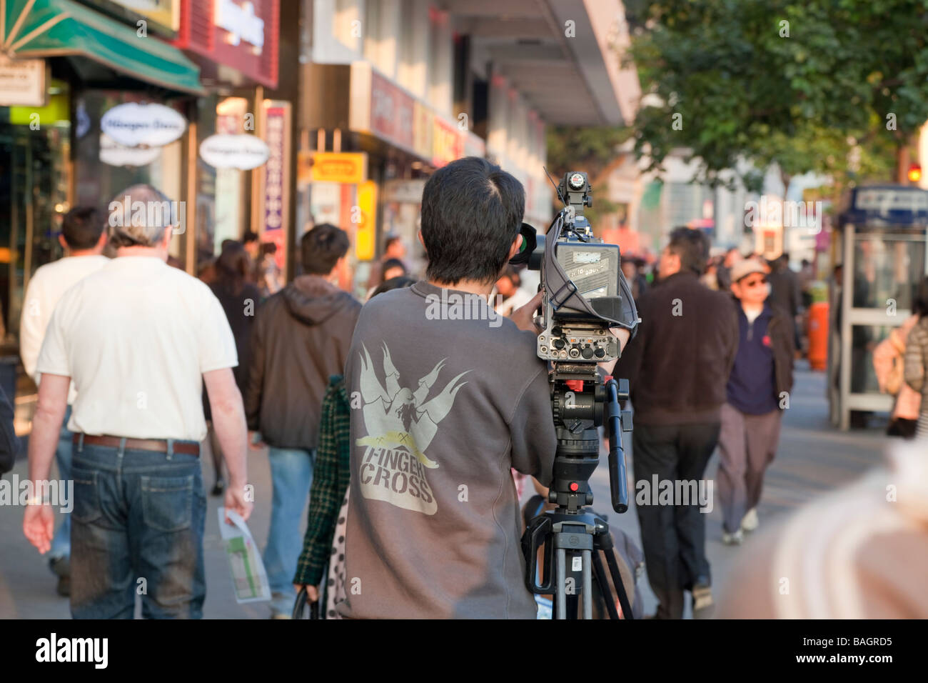 TV riprese Reporter Street scene - Reality TV in Hong Kong, Cina Foto Stock