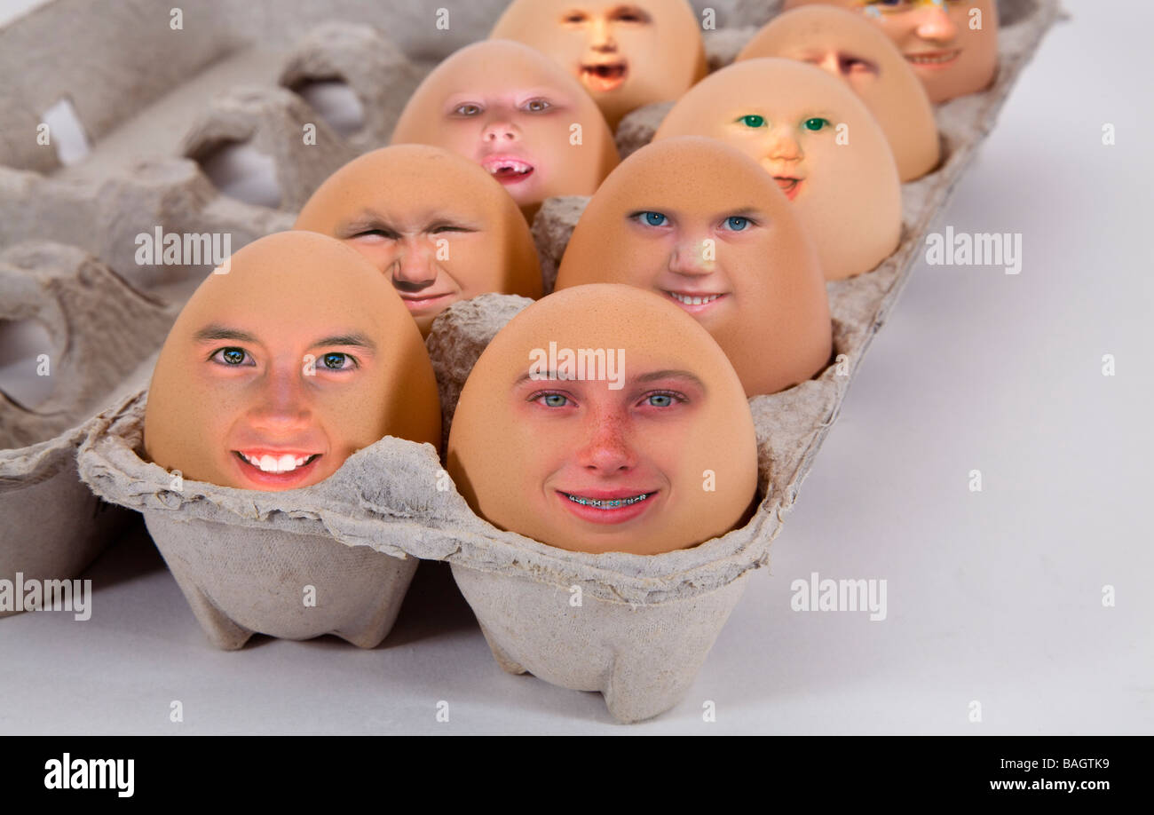 Uova uovo facce egghead sulle uova di pasqua dozzina di uova uova in un cestino Foto Stock