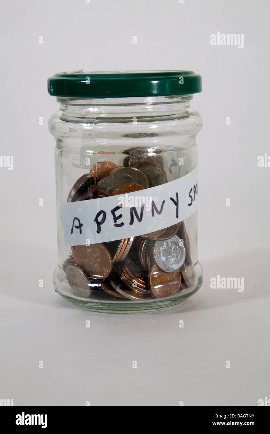 Un penny risparmiato è un penny guadagnato; risparmio per un giorno di pioggia Foto Stock