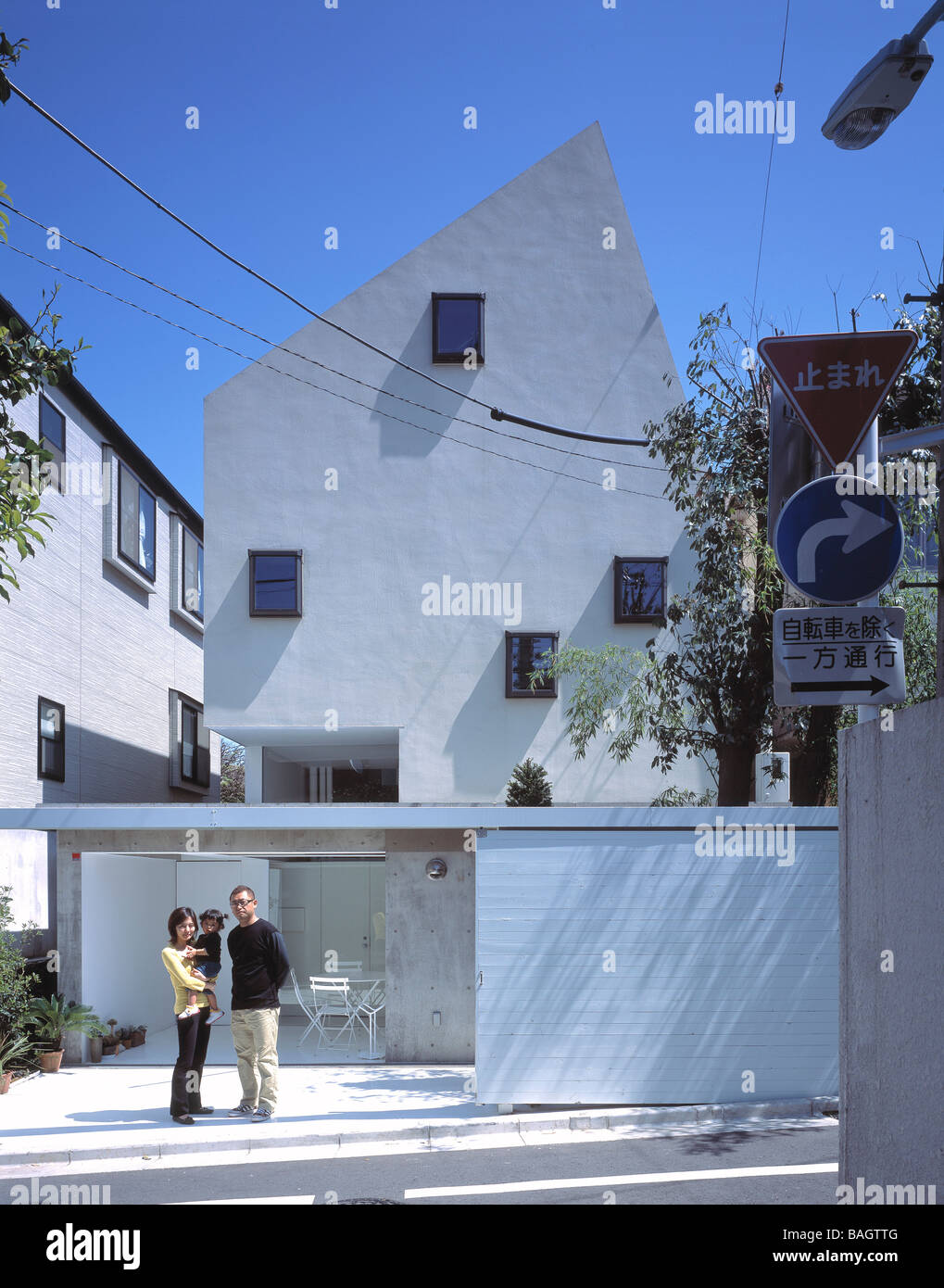 Il G House, Tokyo, Giappone, Jun Aoki, il g esterno della casa vista dal retro con i proprietari. Foto Stock