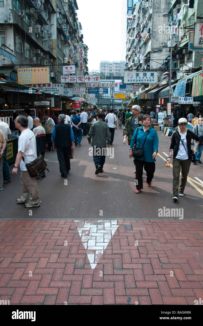 Ap Liu Street, il più celebre mercato delle pulci a Hong Kong, in Sam Shui Po Foto Stock