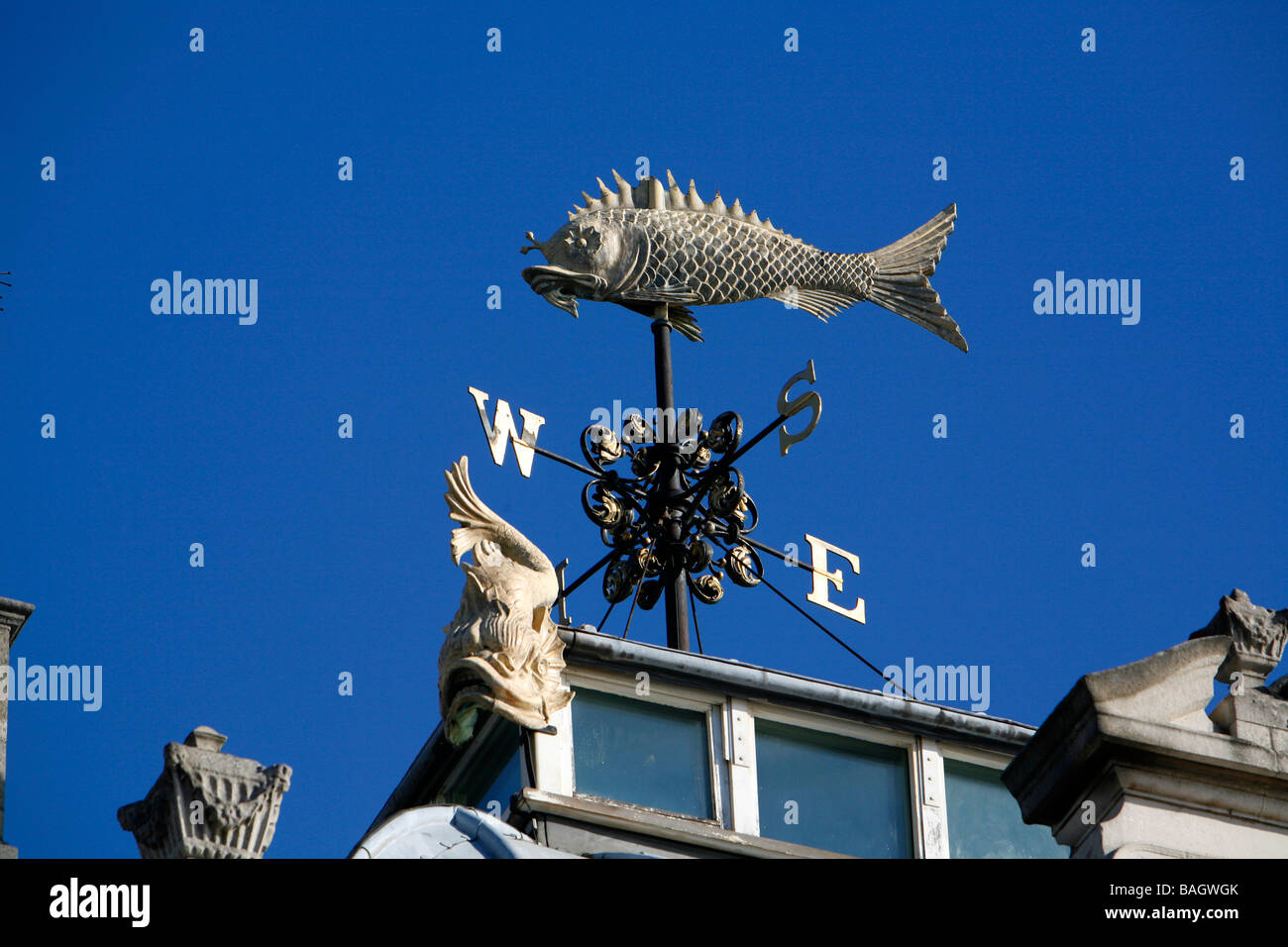 Pesce weathervane sulla parte superiore del vecchio mercato di Billingsgate, città di Londra, Regno Unito Foto Stock