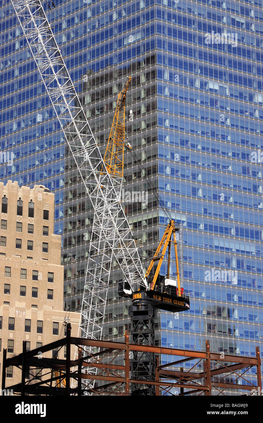 Libertà di costruzione della torre gru solleva materiali a Ground Zero, sito del World Trade Center di New York City, Stati Uniti d'America Foto Stock