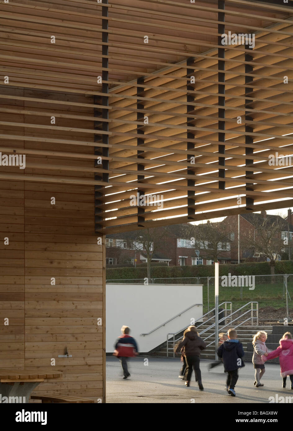 Redbrook Scuola Hayes, Rugeley, Regno Unito, Walters e Cohen, Redbrook hayes scuola sotto brise soleil con bambini. Foto Stock