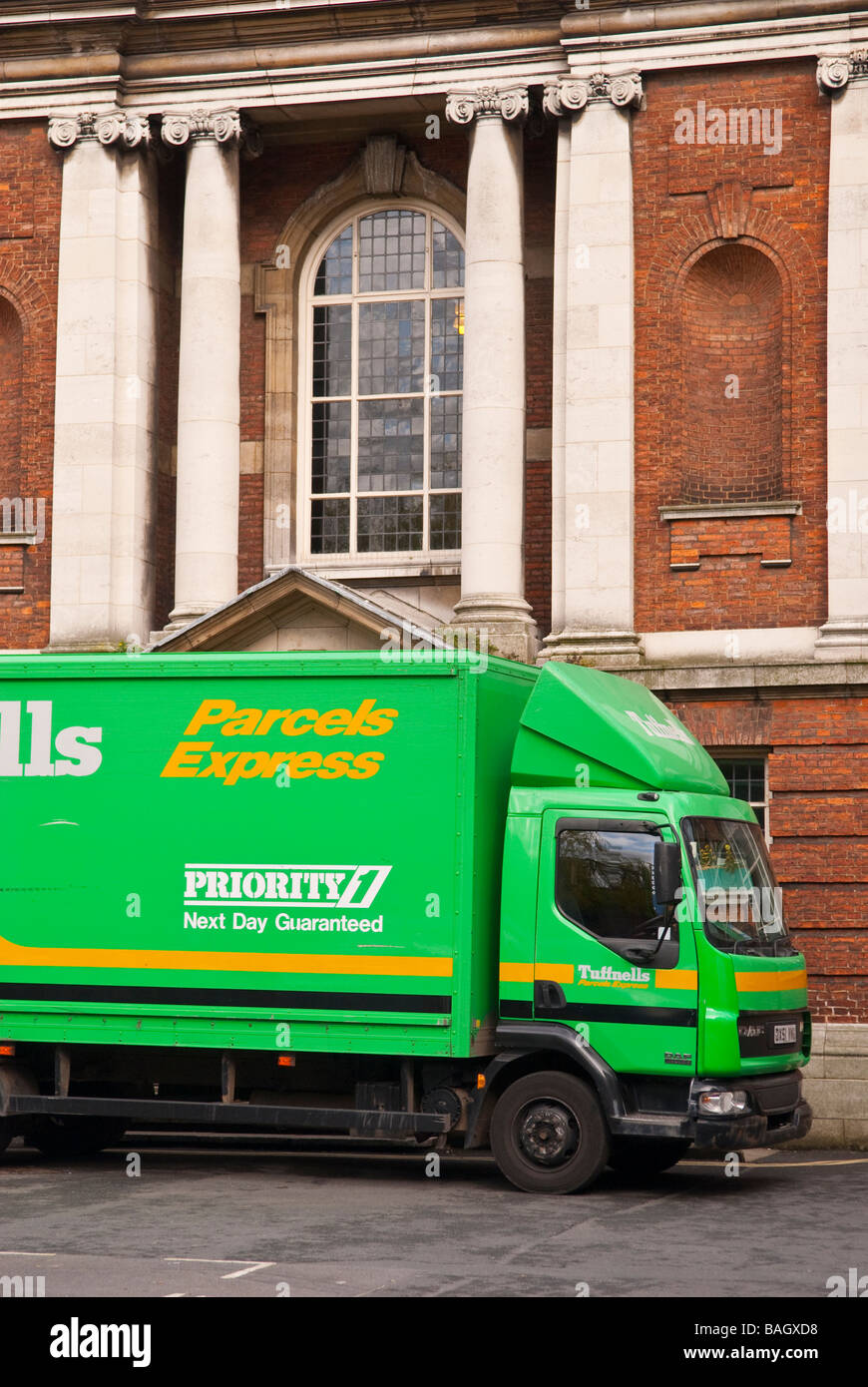 Una la Tuffnells verde grande macchina pacchi autocarro van consegnare i pacchi nel Regno Unito Foto Stock