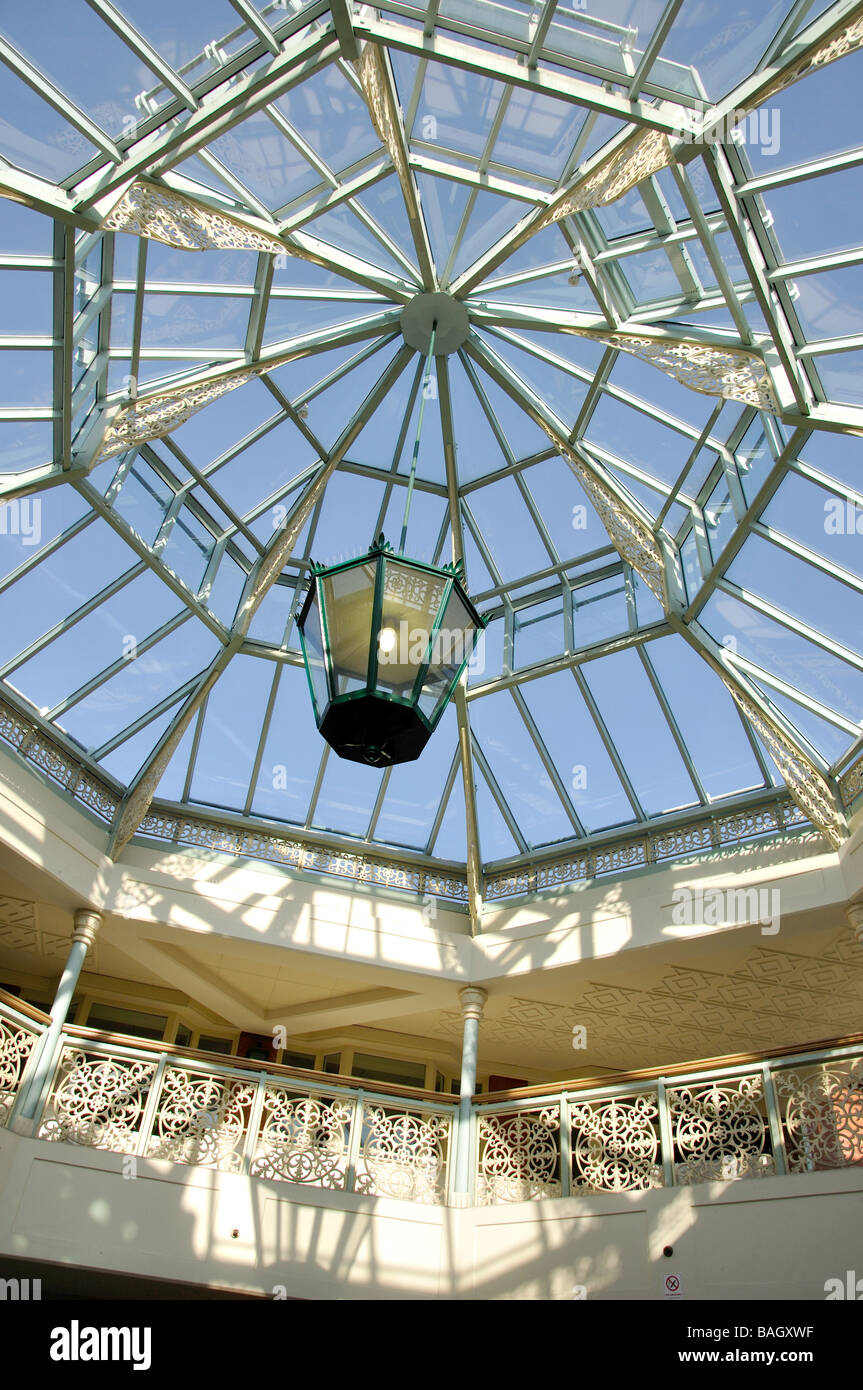 Lucernario a soffitto, Galleria Shopping Center, il Arcade, Aldershot, Hampshire, Inghilterra, Regno Unito Foto Stock