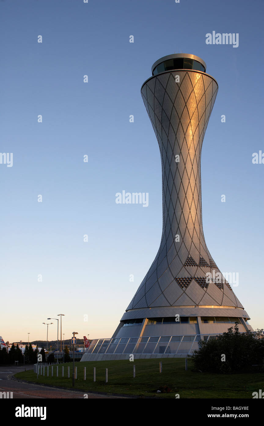 Il controllo del traffico aereo tower stand alone vista verso la costruzione terminale Foto Stock