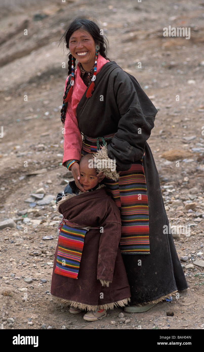 Cina, regione autonoma del Tibet, prefettura di Ngari, Sangsang, donna e bambino Foto Stock