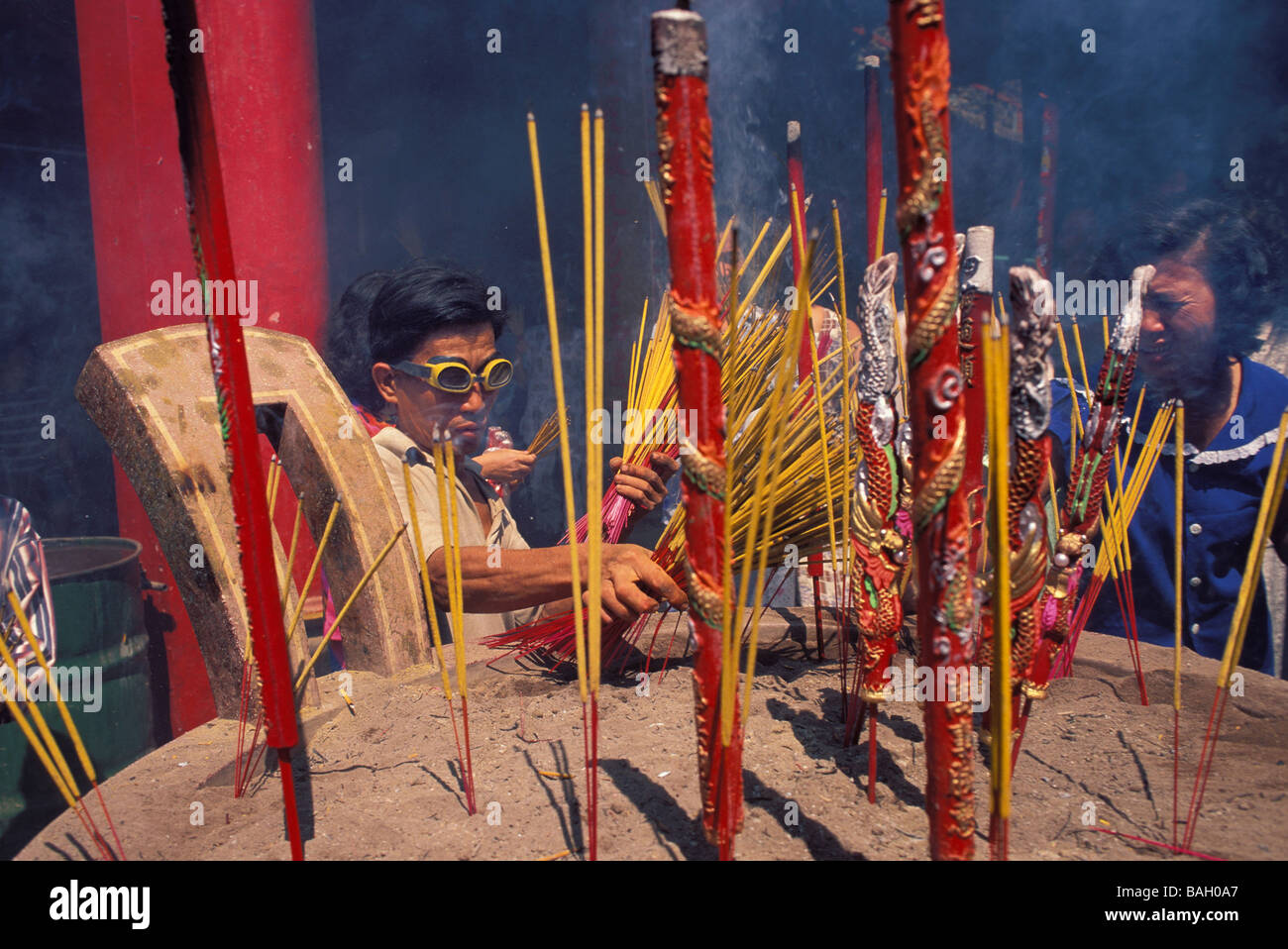 Il Vietnam, a Saigon (Ho Chi Minh City), tet Festival, la Pagoda gli operatori dotati di vetri di immersioni al fine di sopportare la Foto Stock