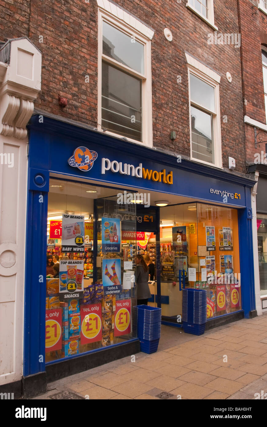 Poundworld shop store in York,Yorkshire,Uk dove tutto costa £1 Foto Stock