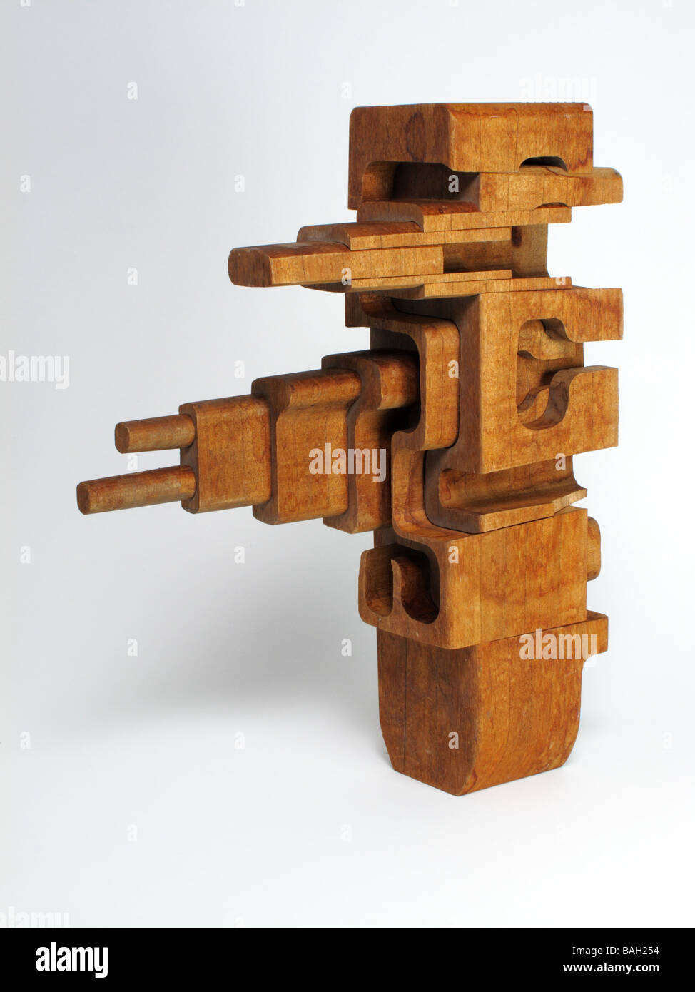 Brian Willsher astratta scultura in legno circa 1975 Foto Stock