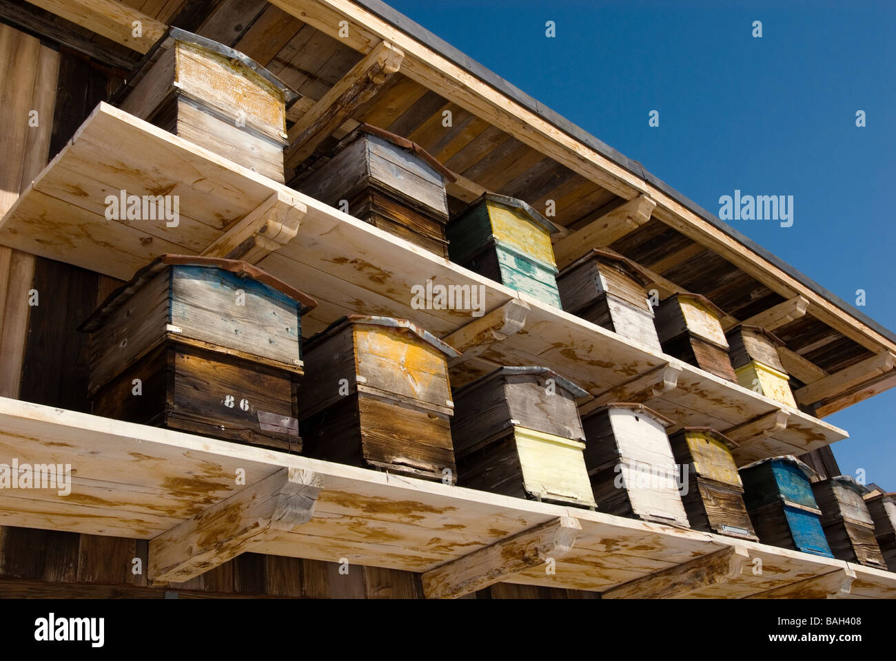 Un gruppo di stoccaggio scatole in cima delle Alpi Francesi di Tignes resort. Foto Stock