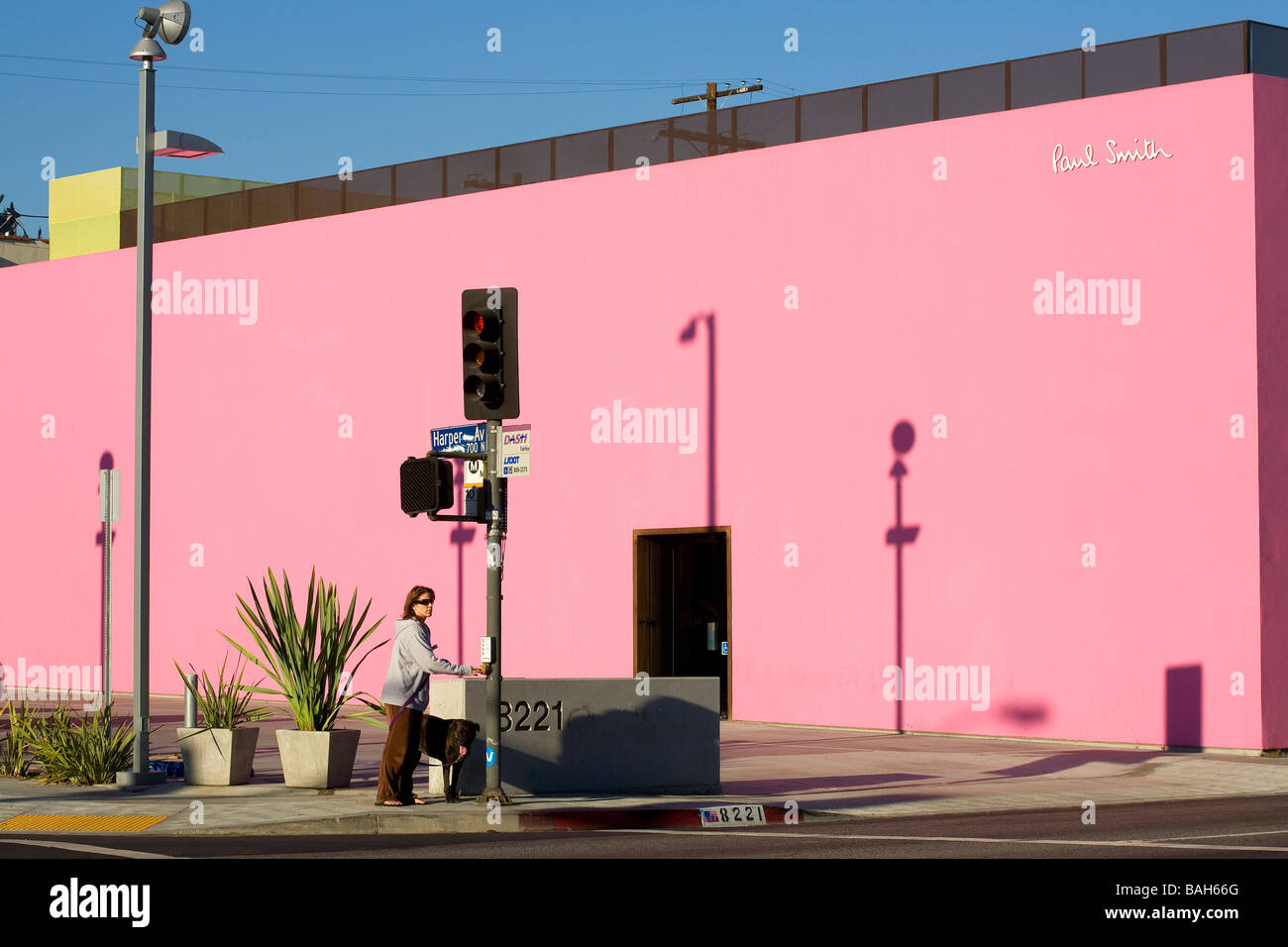 Gli Stati Uniti, California, Los Angeles, West Hollywood, Melrose Avenue, pedonale di fronte a Paul Smith shop Foto Stock
