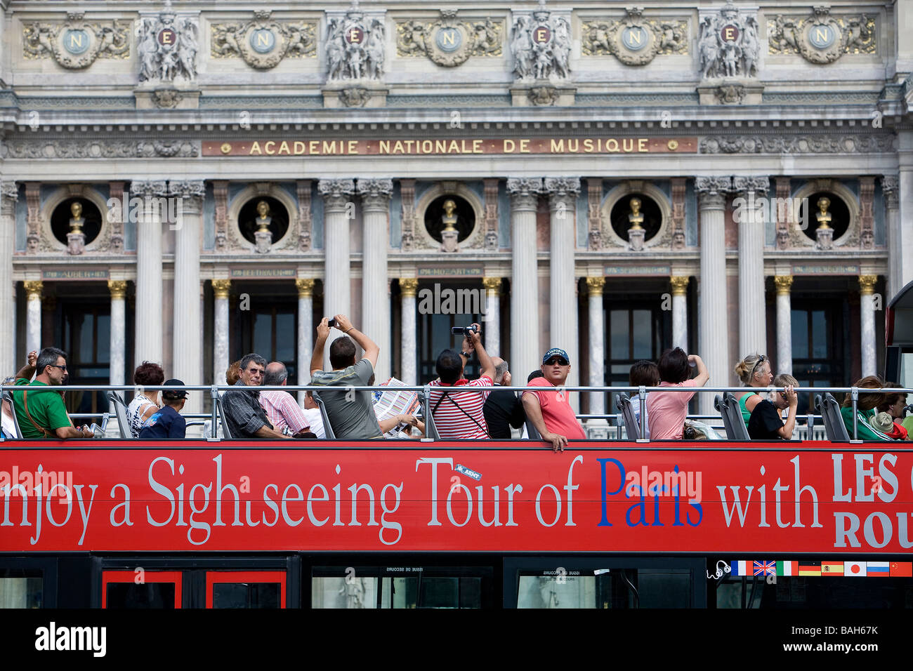 Francia, Parigi, i turisti su un bus panoramico nella parte anteriore del Garnier Opera house Foto Stock