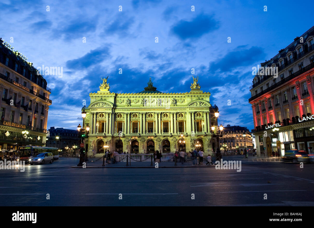 Francia, Parigi, Place de l' Opera e Opera Garnier e di notte Foto Stock