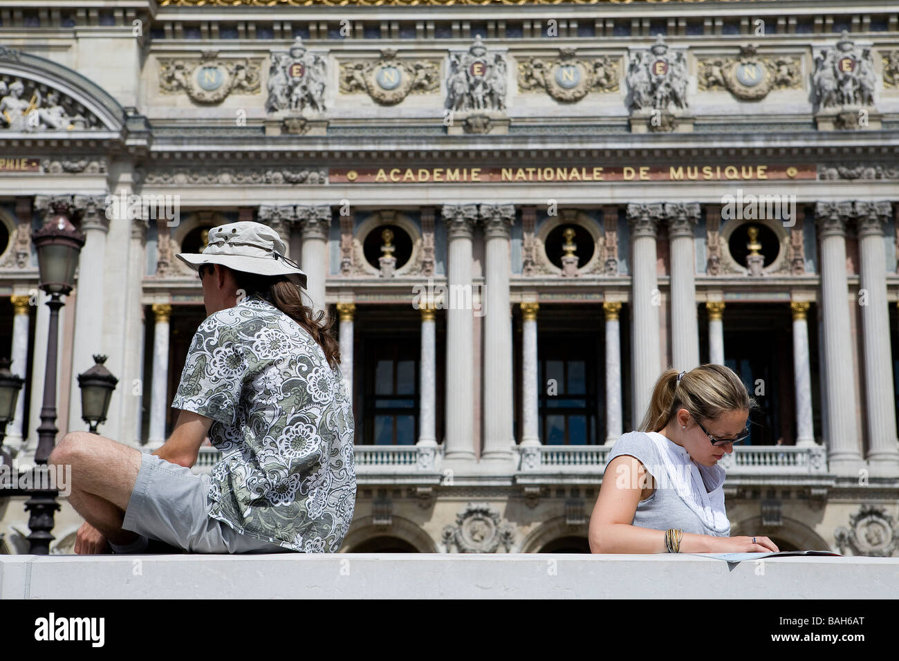 Francia, Parigi, turisti nella parte anteriore del Garnier Opera house Foto Stock