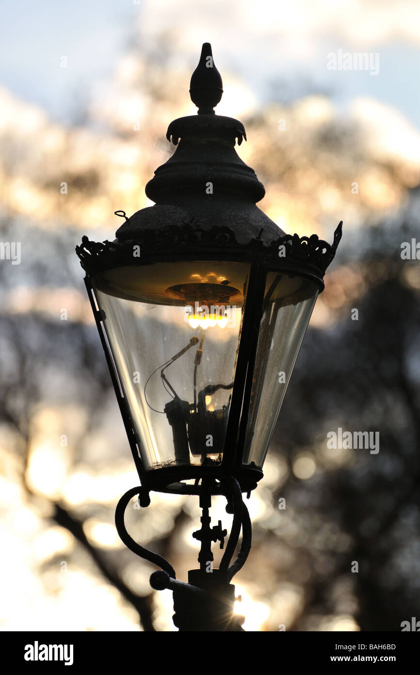 Gas street lampada, Westminster Londra Inghilterra Regno Unito contro il sole di setting. Foto Stock