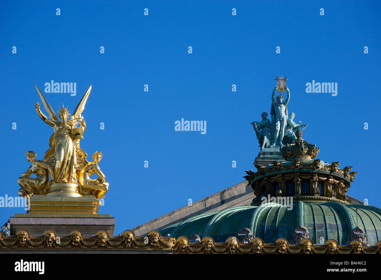 Francia, Parigi, dettaglio del tetto dell'Opera Garnier, sulla destra Apollo sollevando la sua lira e a sinistra la musa della poesia di Aime Foto Stock